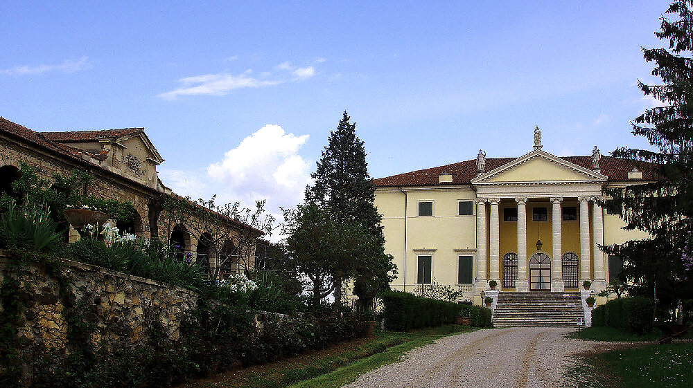 Штаб квартира компании вилла La Favorita Процитировано с http://www.tuttoberici.it    