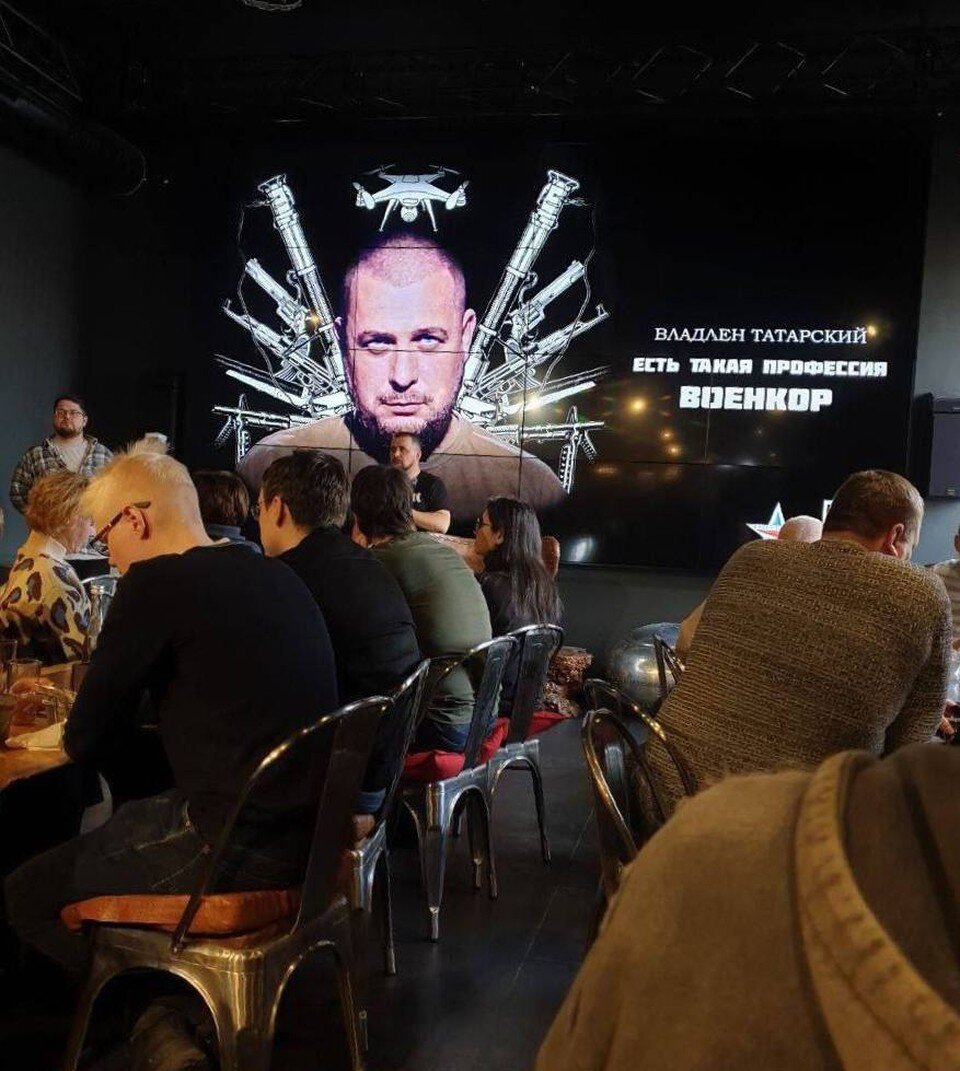     Владлен Татарский за час до гибели в кафе. Фото: СОЦСЕТИ