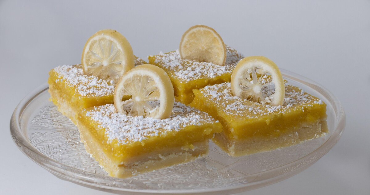     Что-нибудь не очень сладкое на десерт? Лимонные батончики — лучший выбор