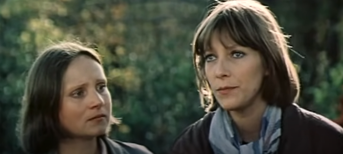 Зина (Евгения Глушенко) с подругой (Елена Майорова), кадр из фильма "Зина-Зинуля" (1986)