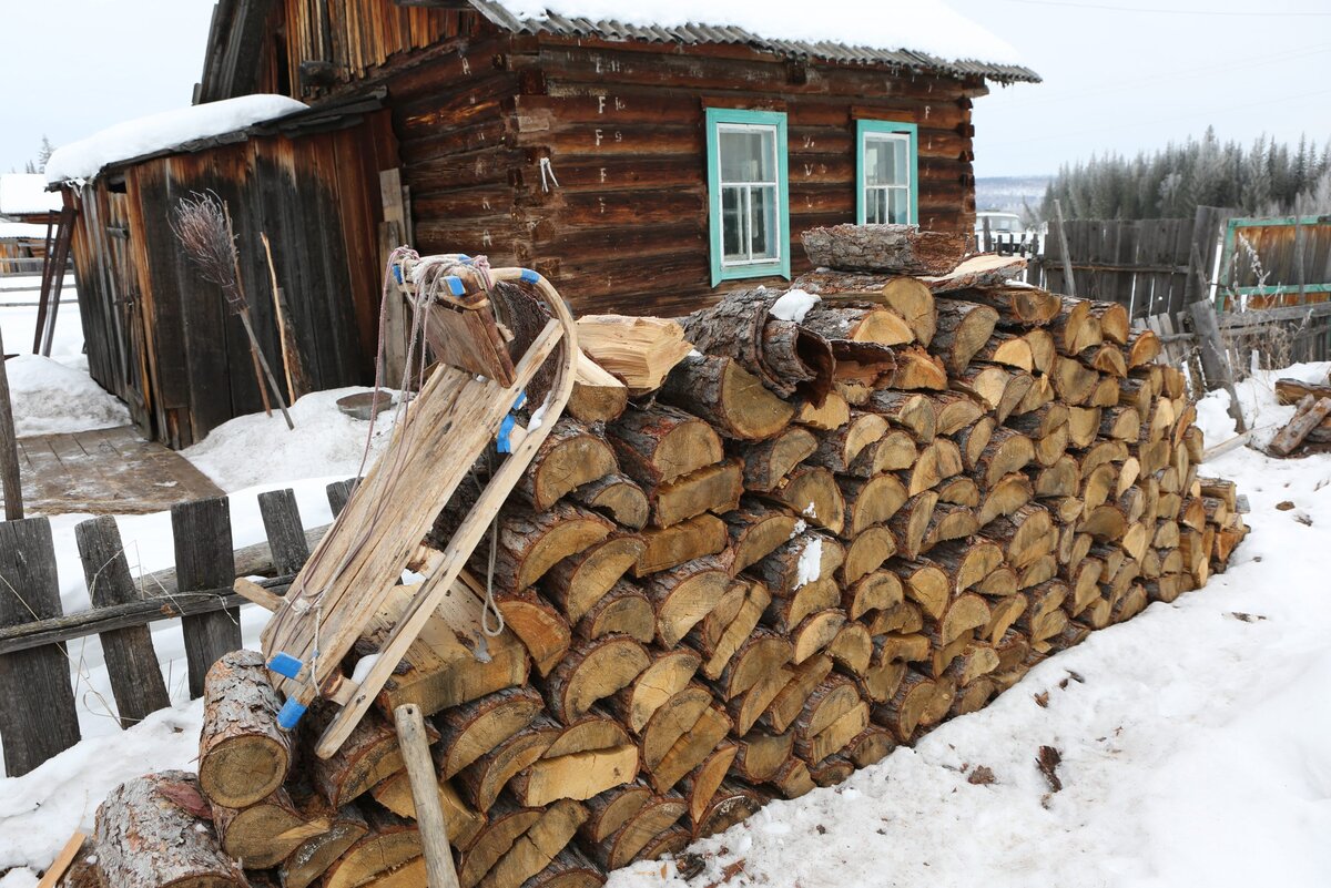 Дрова лесоделяна. Таежная деревня. Дуб в Кунгурском районе.