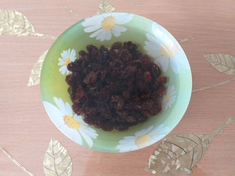 Заливаем изюм кипятком.