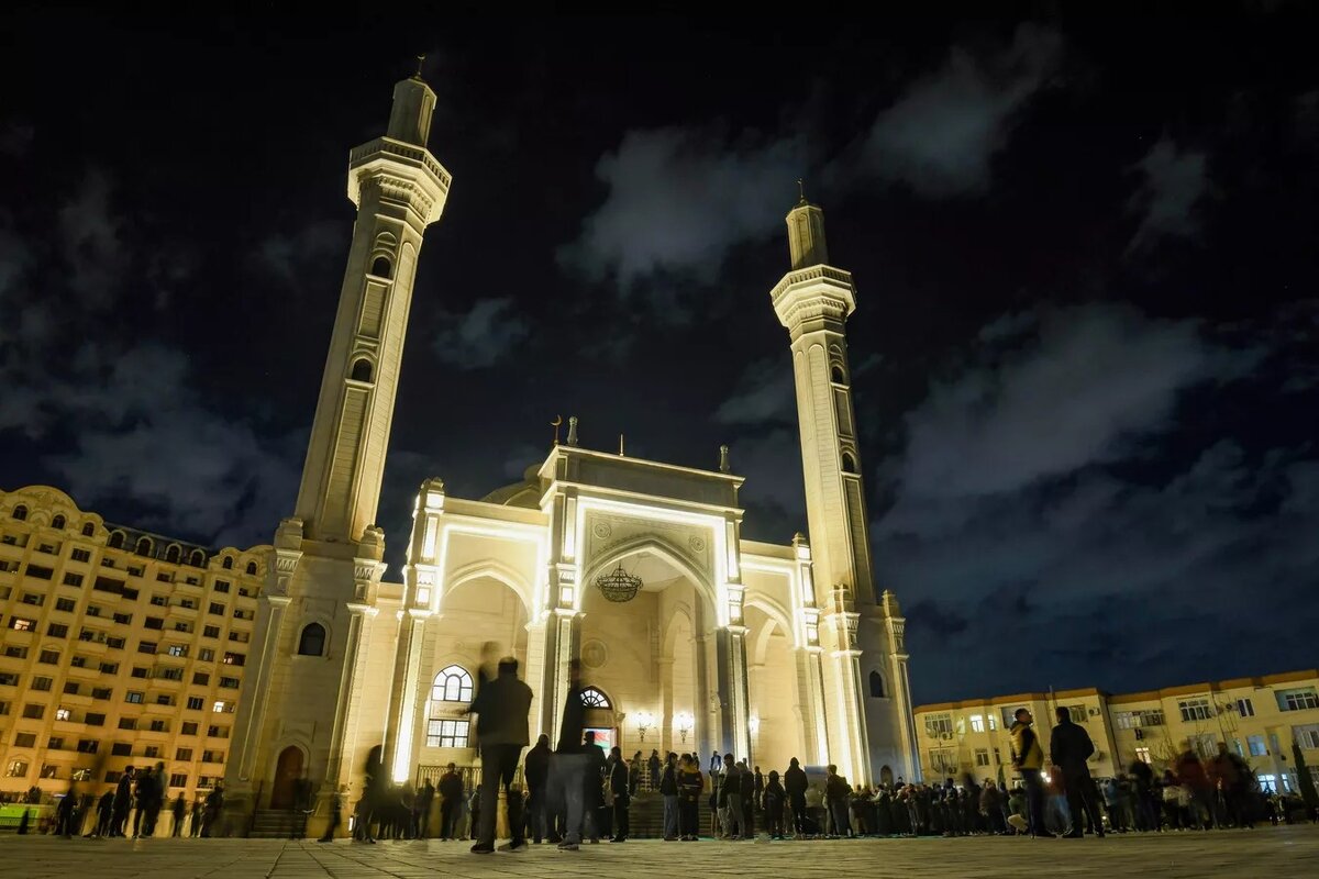 Ночь предопределения 2024 в месяц рамадан какого. Рамазан Баку. Мечеть. Мечеть в Баку. Ночь Лейлят Аль.