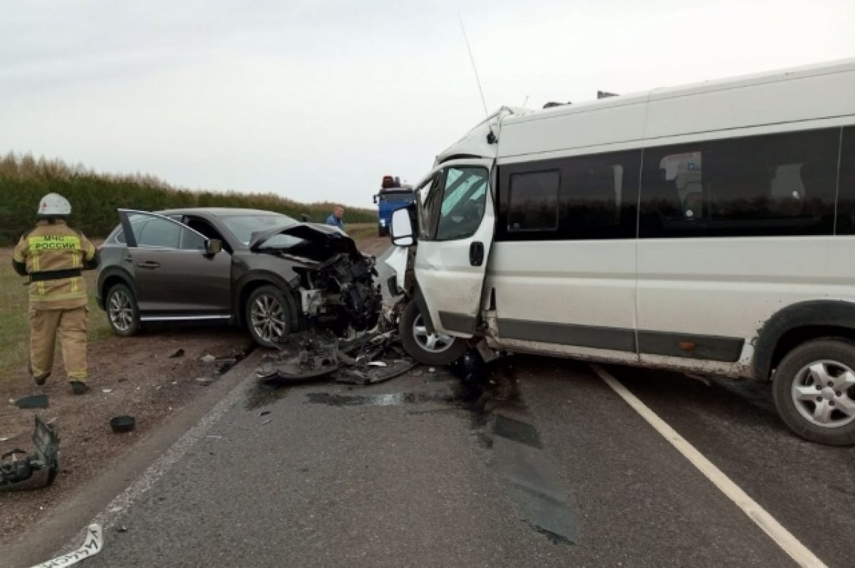    При столкновении автобуса и автомобиля в Башкирии погиб человек