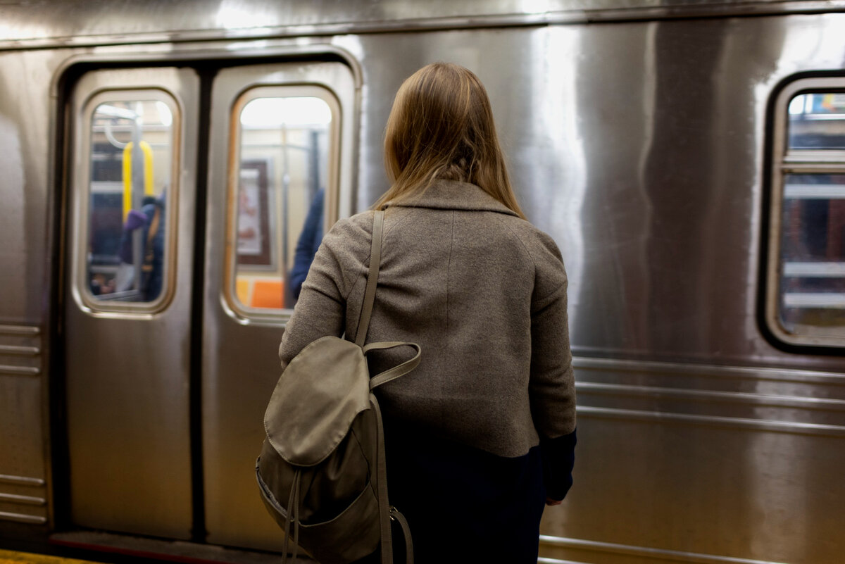 Изображение от <a href="https://ru.freepik.com/free-photo/woman-traveling-on-the-city-subway_29333230.htm#query=%D0%BC%D0%B5%D1%82%D1%80%D0%BE&position=0&from_view=keyword&track=robertav1_2_sidr">Freepik</a>