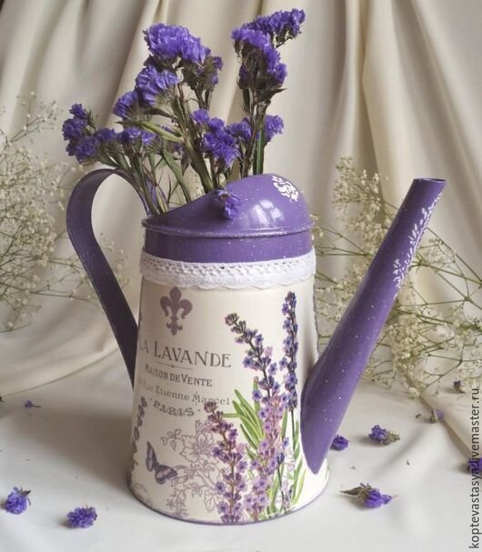 Жестяная лейка, выполненная в технике декупаж