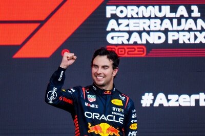    Пилот команды "Red Bull" Серхио Перес, победивший на 4-м этапе чемпионата мира по кольцевым автогонкам в классе "Формула-1" - Гран-при Азербайджана в Баку, на церемонии награждения ©Мурад Оруджев РИА Новости