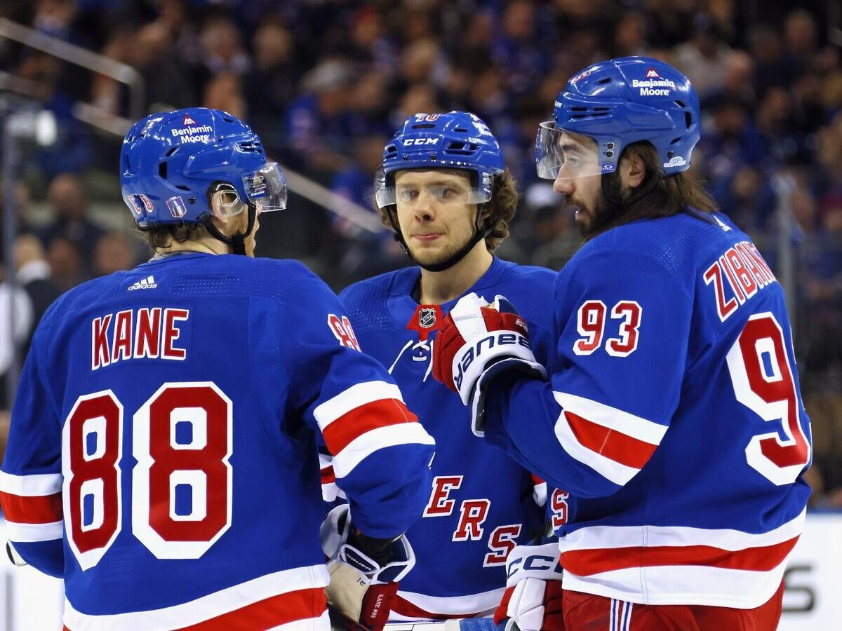    Хоккеист "Нью-Йорк Рейнджерс" Артемий Панарин (по центру)© Фото : nhl.com/rangers