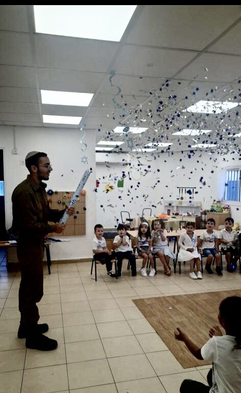 Военный в детском саду)