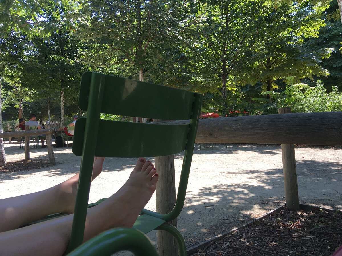 Париж, Сад де Тюильри и мои отекшие от ходьбы ноги. В Париже мы почти не спали.