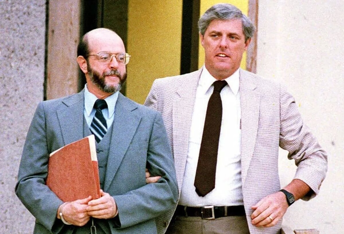      Джон А. Уокер (слева) с сотрудником правоохранительных органов США, 1985 год . Фото: Боб Догерти / Associated Press