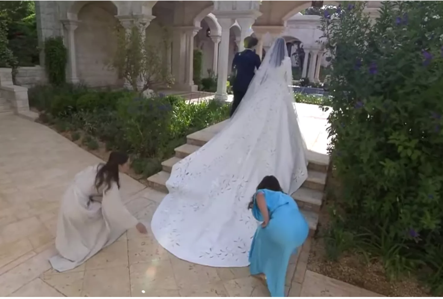 Принцессы Иман и Сальма поправляют шлейф плтаья Раджвы. Фото из открытых источников.