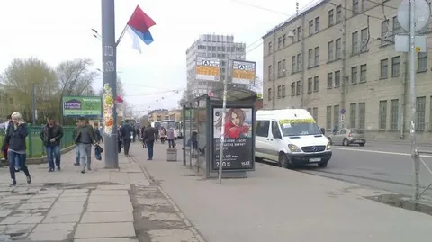 Остановка рядом с метро "Ломоносовская".
