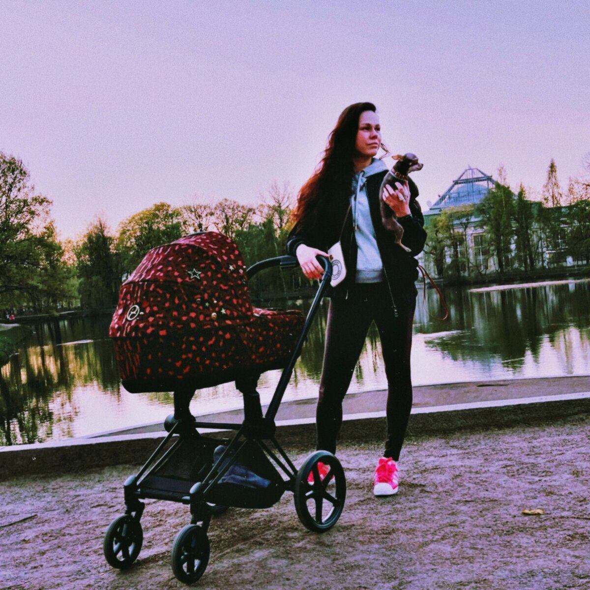 Семья на прогулке: Алёна, Максим (в коляске), Эрика (на руках), Сергей (фотографирует).