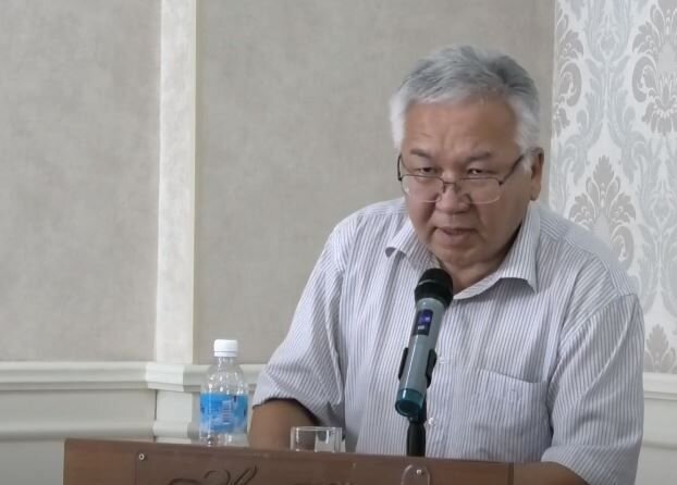    Марс Сариев. Цитата из видео: «Марс Сариев: «Злую шутку сыграла вертикаль власти в Узбекистане и «управляемые торпеды» в ней.» Канал: Дискуссионный клуб «Пикир»