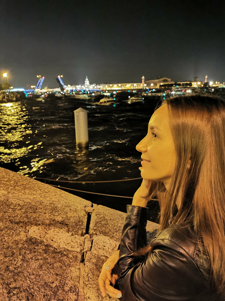 Надя на Неве. У меня есть куча фоток из Питера. 