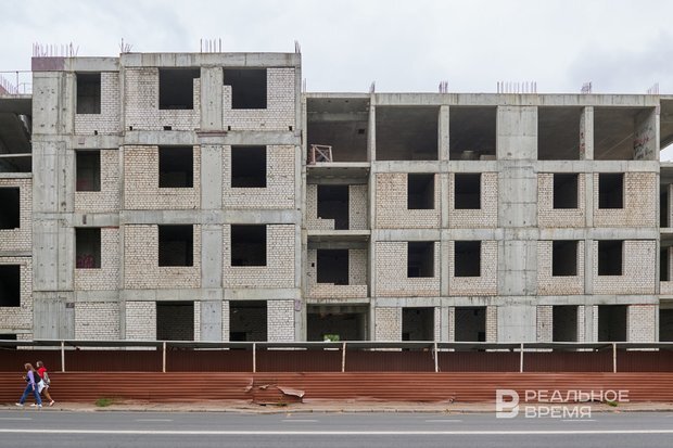Жилой дом так и не был достроен газизуллинским ООО «СтройЭкспо». Фото: Динар Фатыхов/ realnoevremya.ru 