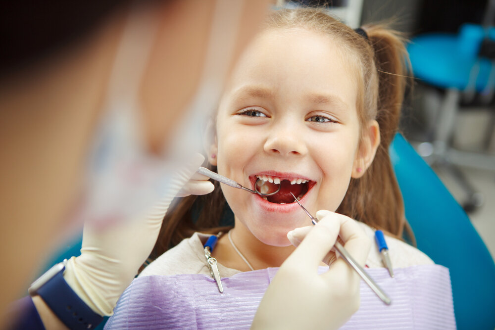 Исцеления зубов. Детская стоматология Диас дети. Ребенок в кресле стоматолога. Ребенок в кресле стоматолога фото. Дети сидят с трубками во рту.