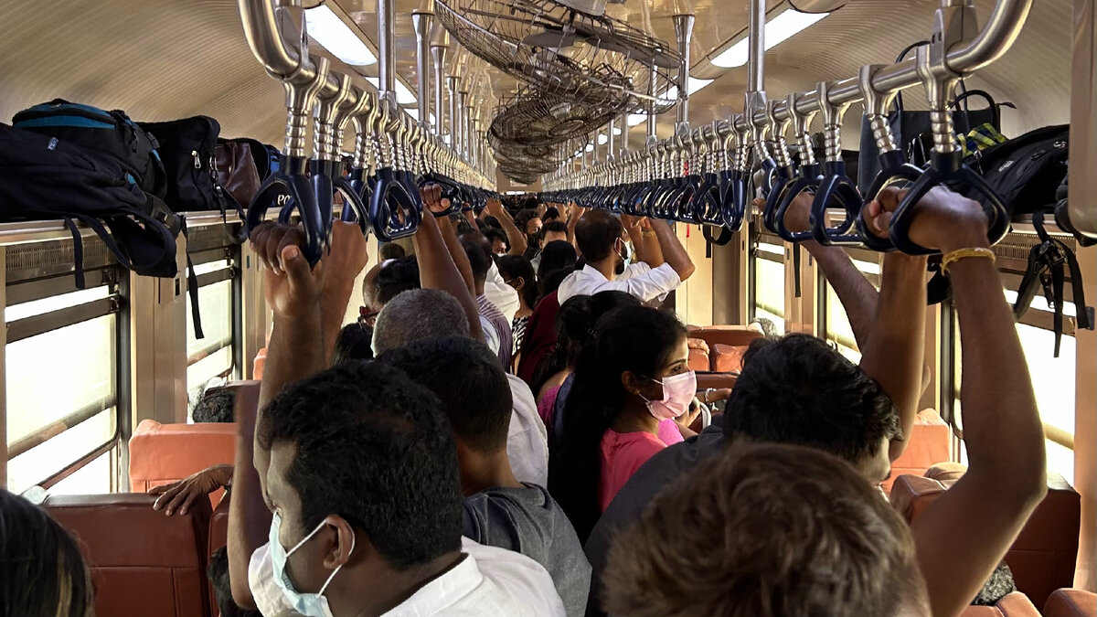 В поездах всегда много народу