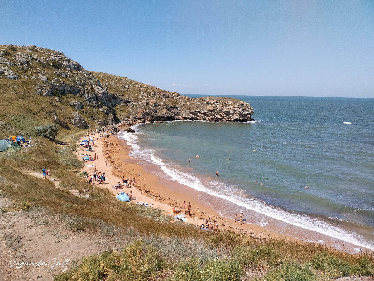 Палатки, люди, неимоверное количество машин просто в кадр не вошло.