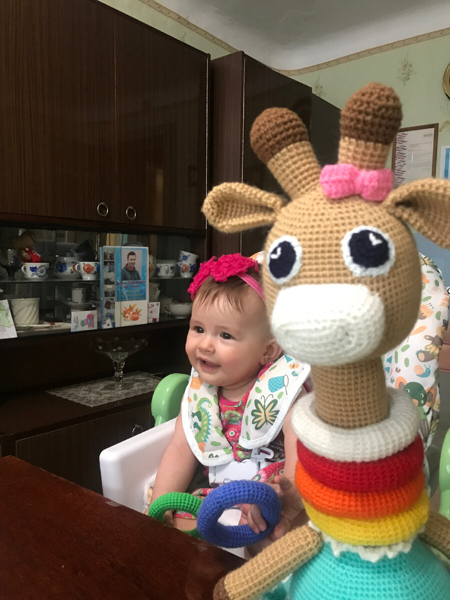 Дочка за столом 