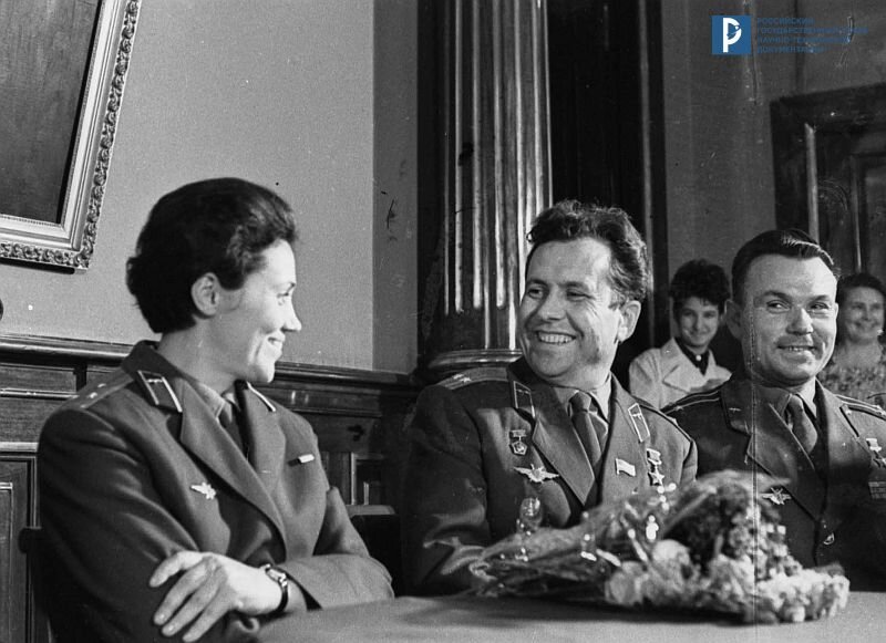 М.Л. Попович с мужем космонавтом П.Р. Поповичем на пресс-конференции в редакции газеты «Труд», посвященной ее рекордному полету на самолете Л-29. 11 июня 1964 г. РГАНТД. Арх. № 1-15998