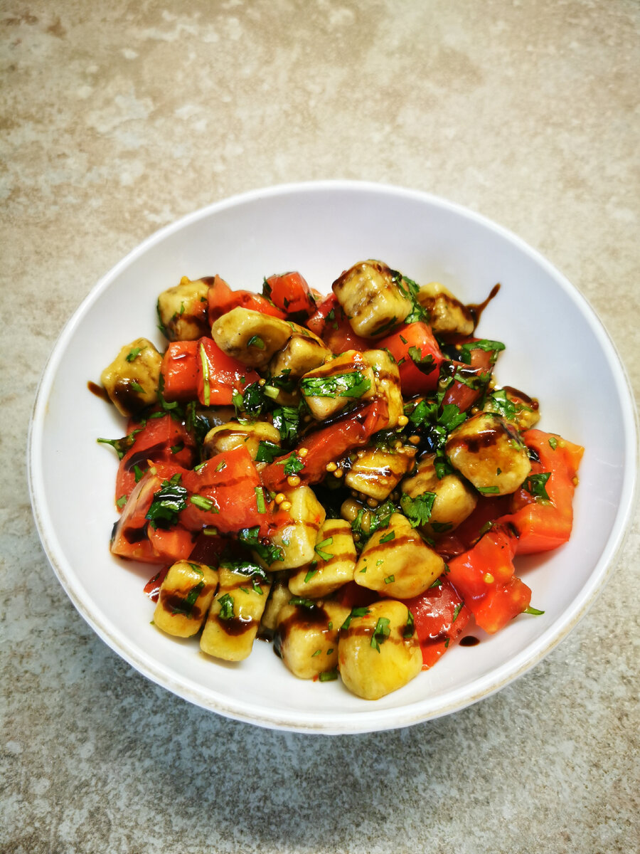 Заправку к этому салату я придумал сам, поэтому вкус салата раскрывается максимально ярко, за счёт грамотно подобранных ингредиентов! 😉