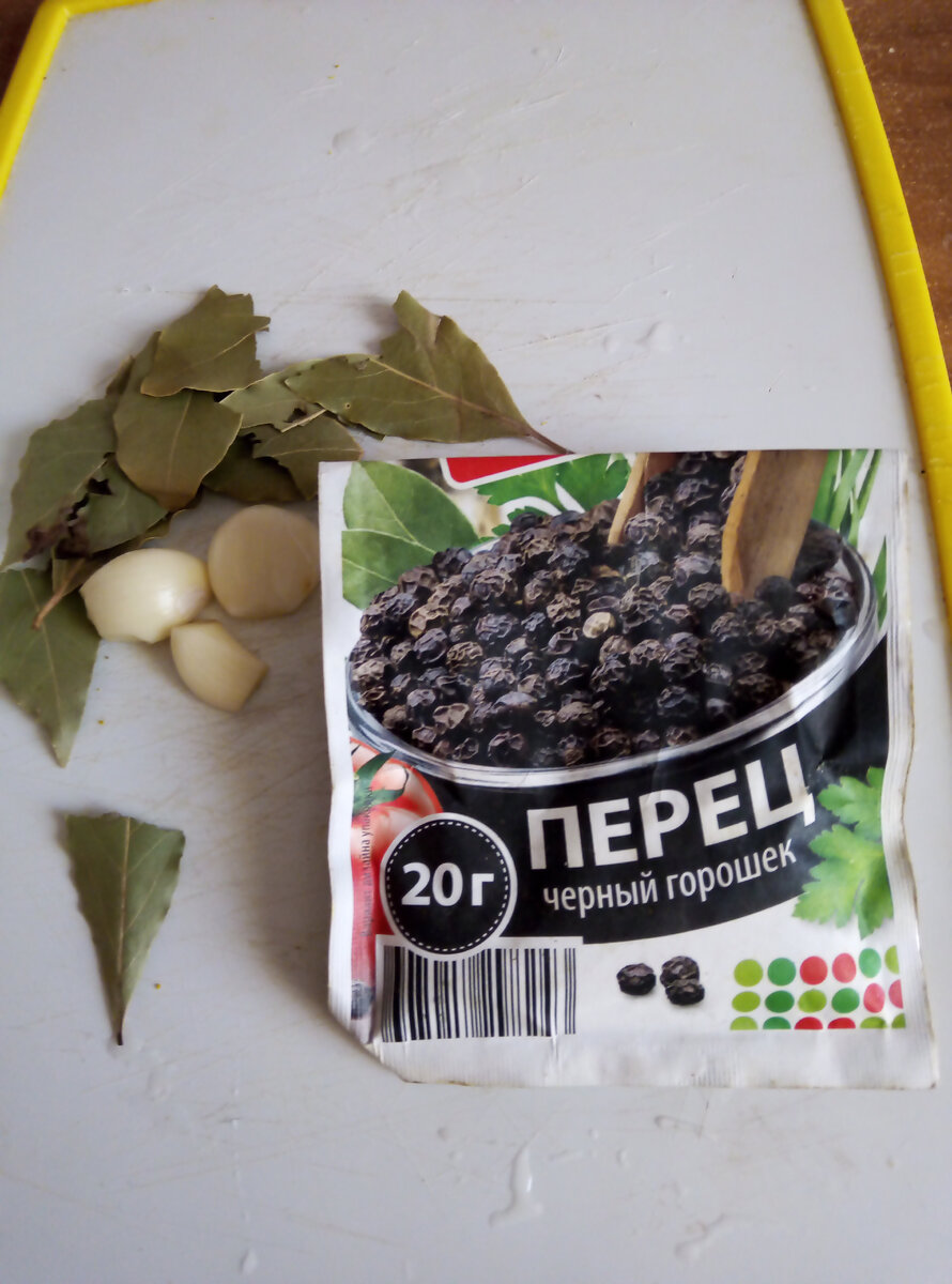 Лавровый лист, чеснок, перец -горошек.