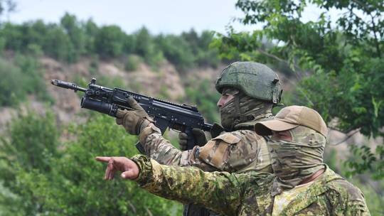 Российский военнослужащий готовится к выстрелу из гранатомета во время интенсивной тренировки разведчиков группировки войск "Юг" на полигоне в рамках военной операции России на Украине в Донецкой Народной Республике