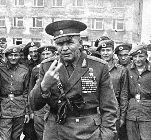 Десантный батя - генерал Маргелов.