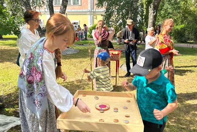Центр «Русичи» приглашал к участию в весёлых играх