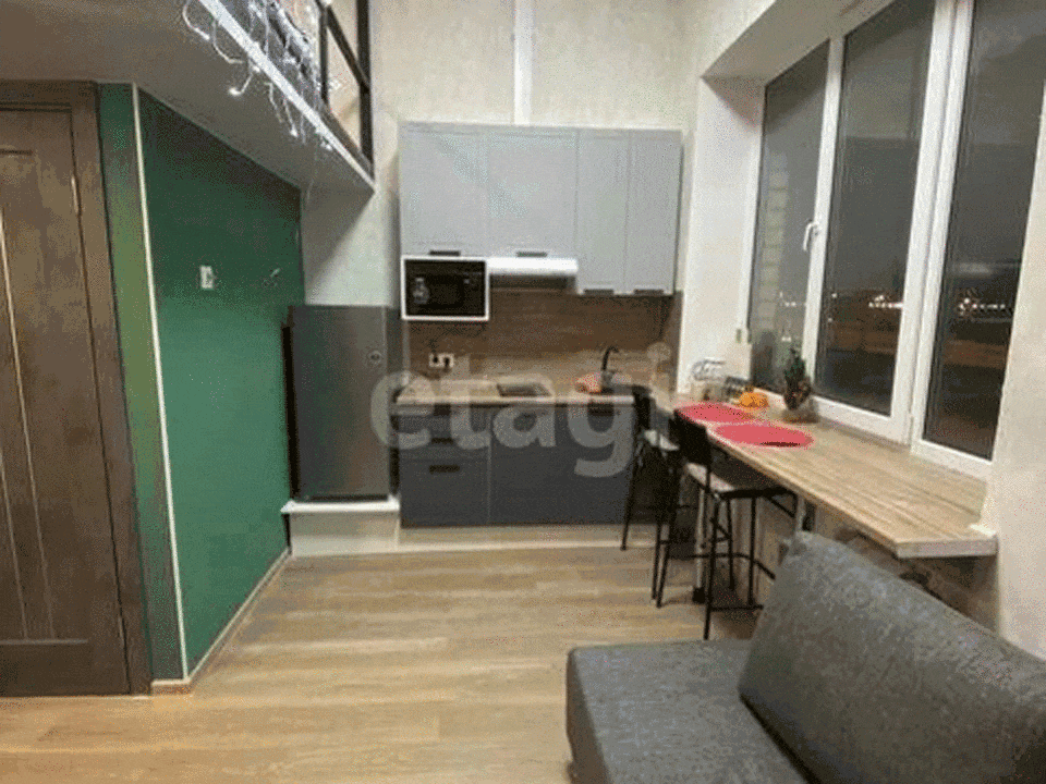 Два окна и высокие потолки – настоящие хоромы. Фото: Этажи