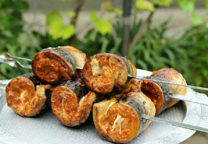 Очень вкусные рулетики из скумбрии на углях