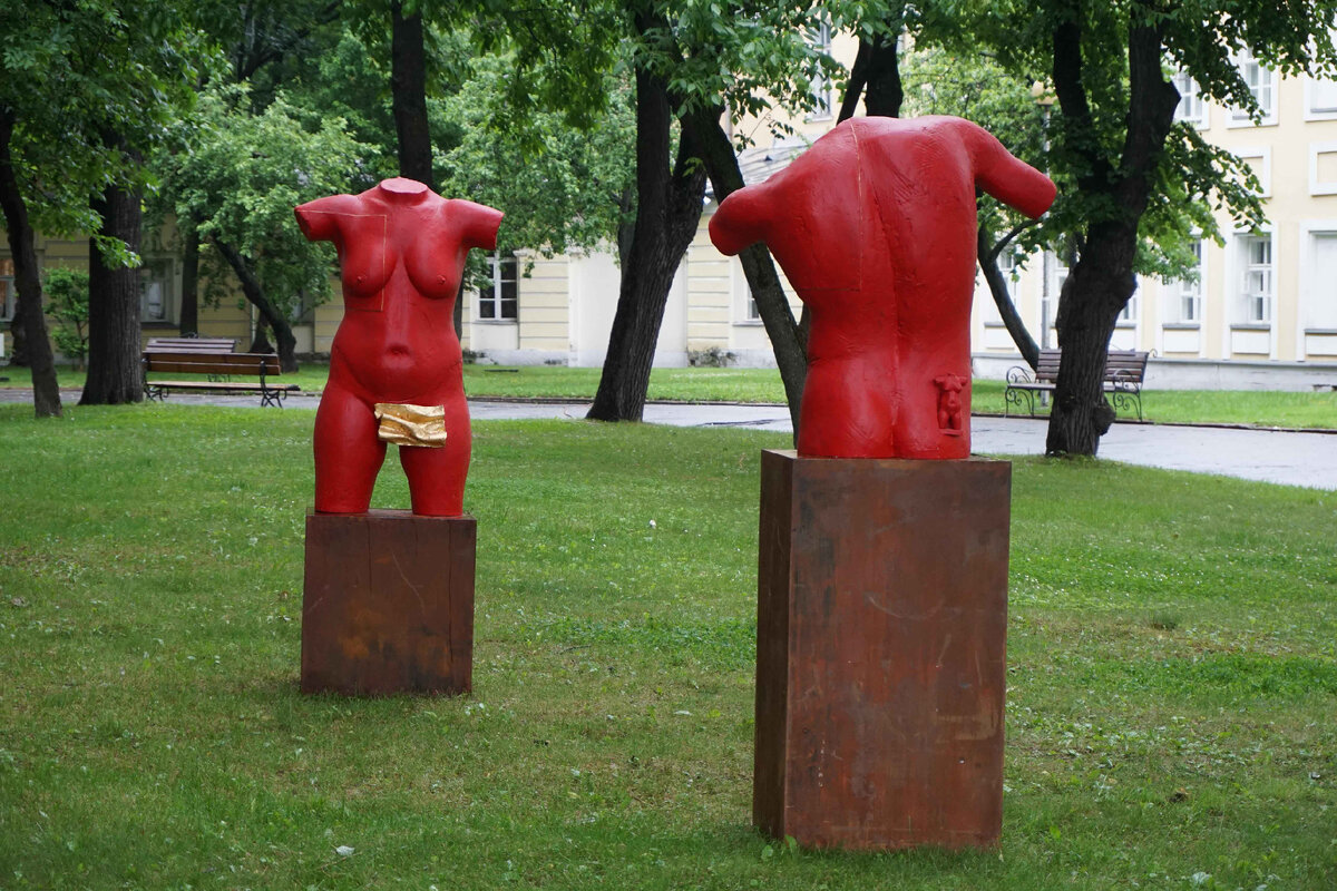 Виктор Корнеев. Двое, 2018. Пластик, h170  Courtesy of the East Meets West Gallery