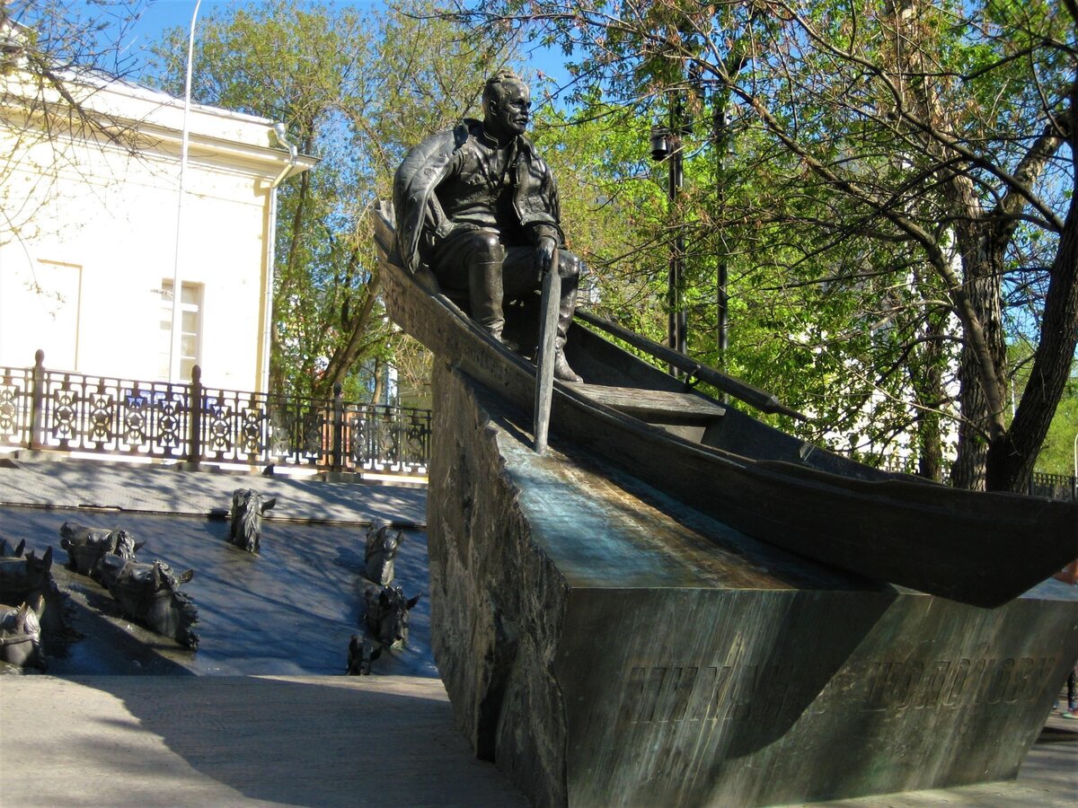 ⏩ ЛИСТАЙТЕ ГАЛЕРЕЮ ⏩ Памятники авторства Александра Рукавишникова: М. Шолохову на Гоголевском бульваре...