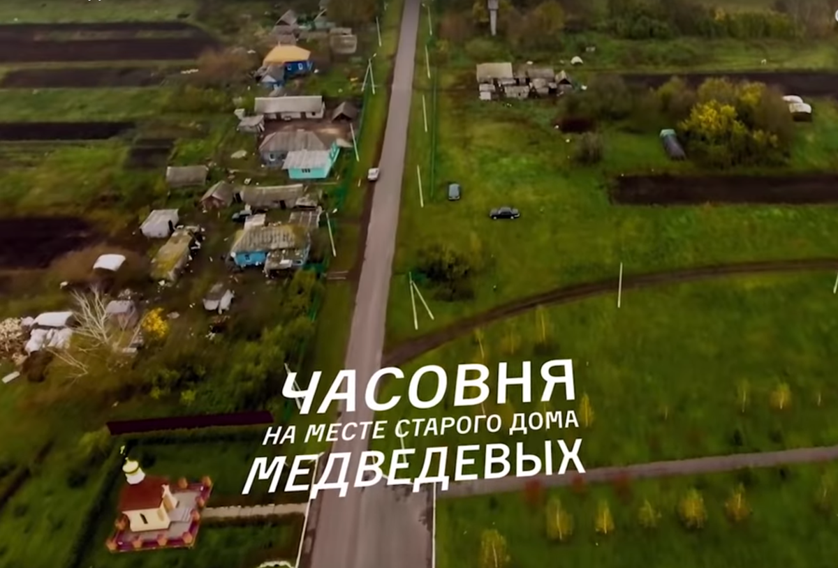 Заборы покрашены в зеленый цвет