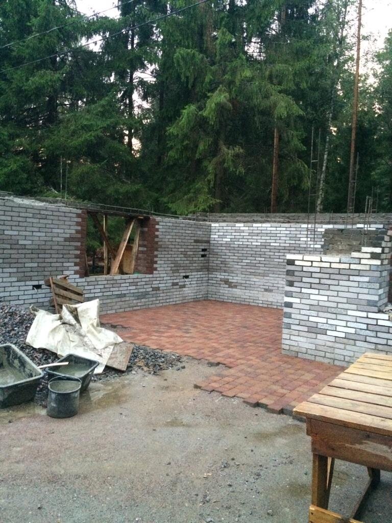 Первый этаж дома почти закончен. Была уложена плитка, для чистоты работы и более лёгкому перемещению строительной оснастки. Далее эта плитка пойдёт на формирование дорожек для прогулок.