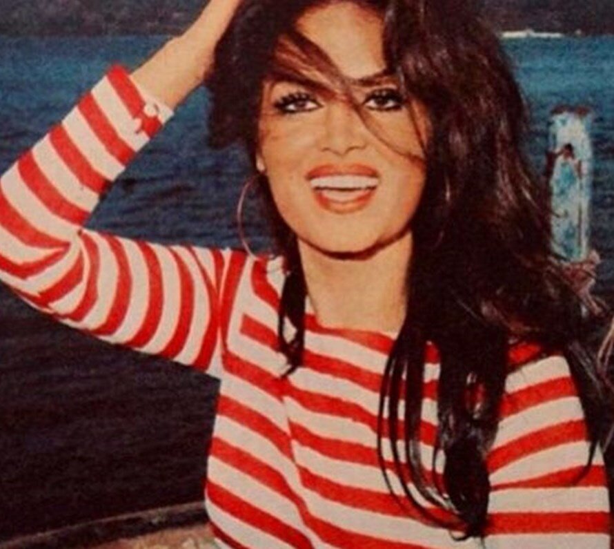 Её имя в Турции знает каждый, а её ослепительной, безупречной красотой восхищались и продолжают восхищаться миллионы поклонников. Сегодня я расскажу вам о Тюркан Шорай - главной женщине турецкого кино.-1-3