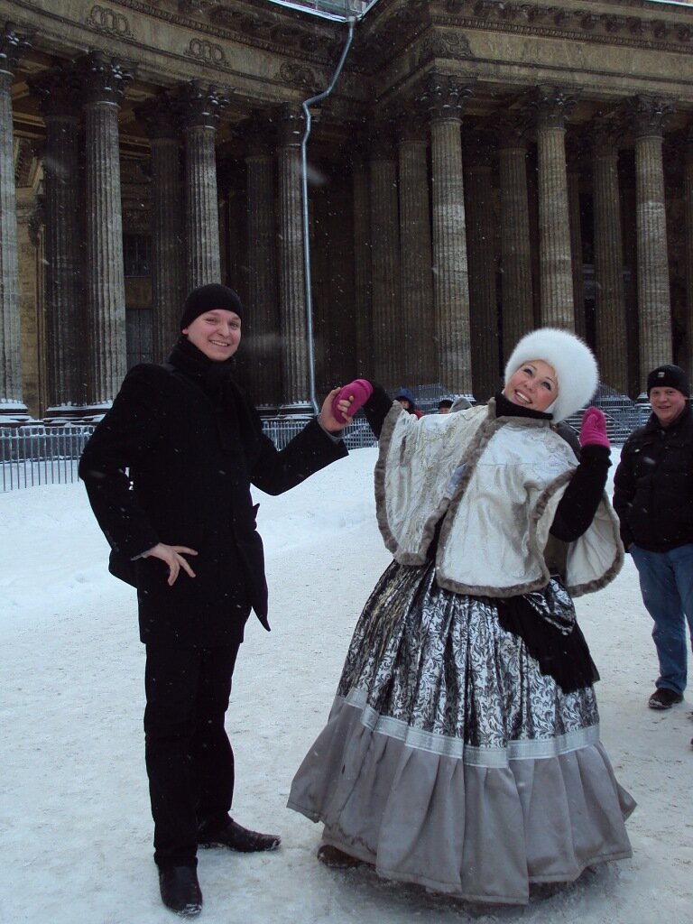 У самого красивого собора в стране (по моему мнению)  актеры "разводят" на фото туристов. Развели и меня, но я не жалею) 