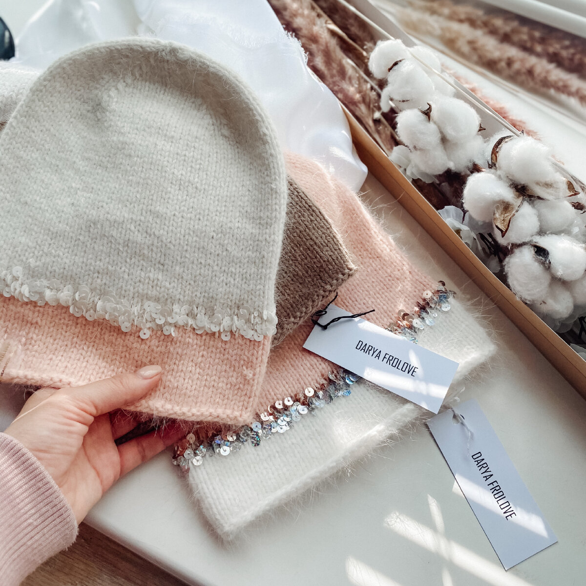 Шапочки из пуха норки с королевскими пайетками 