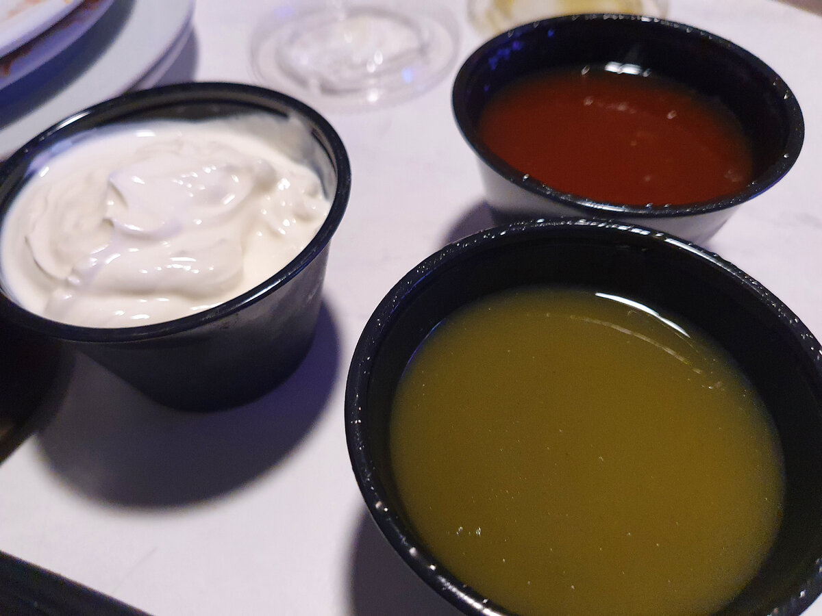 Соусы: сметана, персиковый и халапеньо. Не специально, но получились цвета мексиканского флага