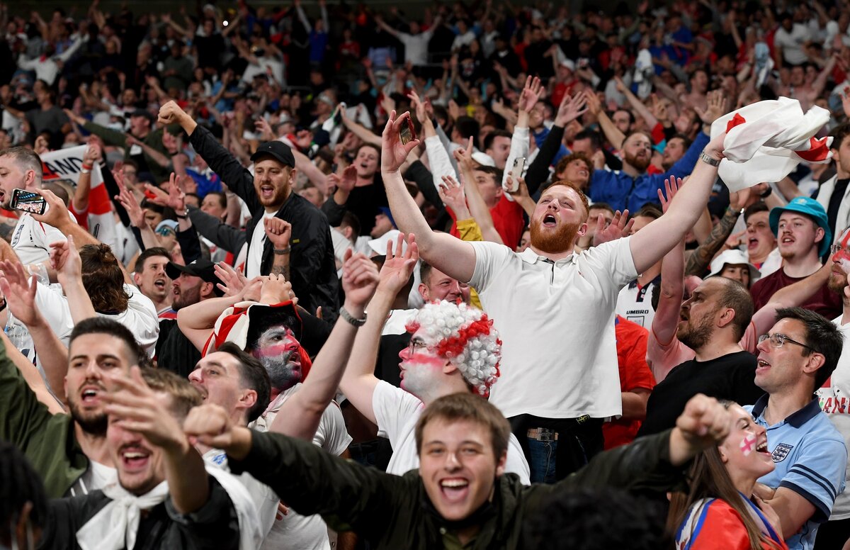 Болельщики Англии празднуют победу своей команды после полуфинального матча чемпионата Европы-2020 на стадионе Уэмбли в Лондоне 7 июля. Фотограф: Энди Рейн