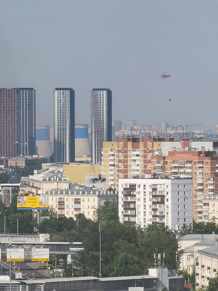 Пожар в Москве. Прямо сейчас вертолётами тушат пожар в соседнем районе.  Летают вертушки, всё по настоящему. | IvanDementievskiy . | Дзен