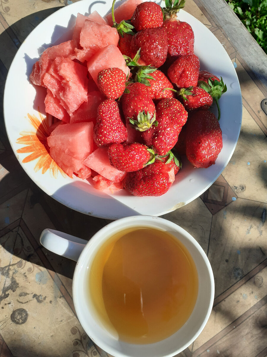 лучший завтрак - арбуз, виктория и зеленый чай на свежем воздухе)