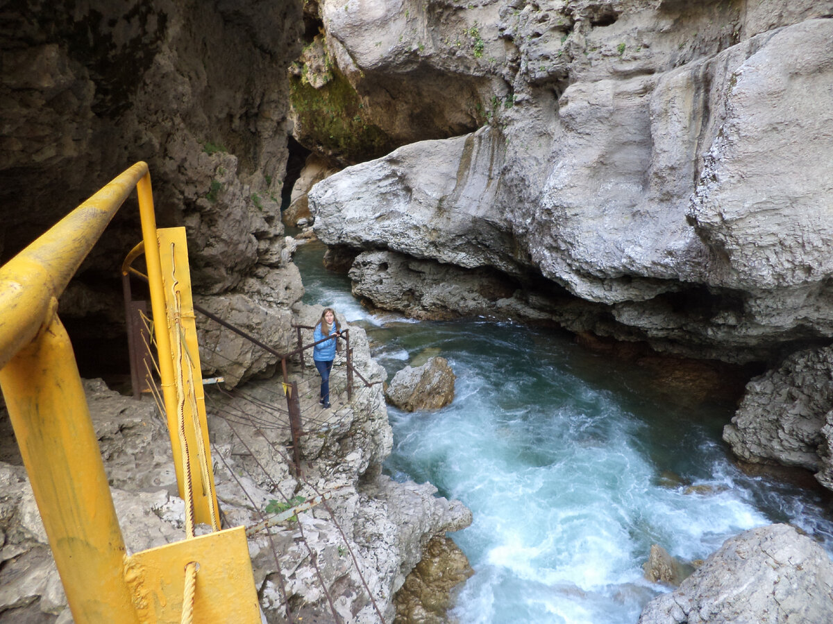 местами ущелье сужается до 1-2 метров.