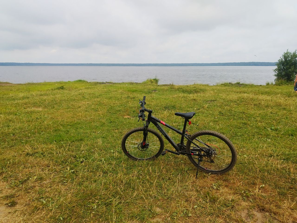 Пустынный пляж Кавголовского озера в 9 утра в пятницу. Фото автора