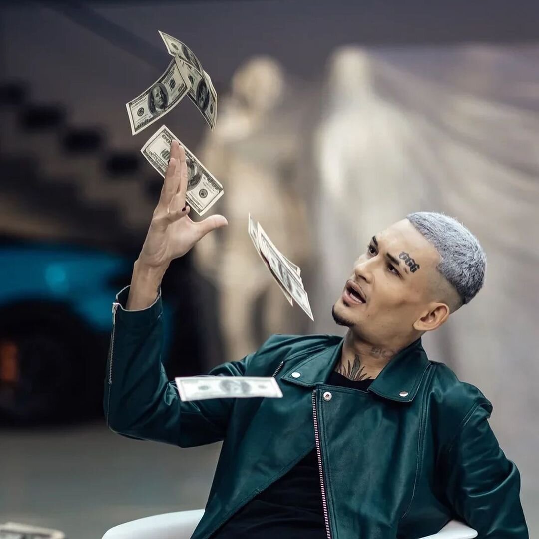 В рейтинге форбс Алишер на 21 месте. Его клипы собирают миллионы лайков. Он сжег 100000 рублей, набил тату 666 на своем лице, удалил песню с Элджеем. Также у Алишера есть свой ресторан "Кайф". У Моргенштерна было много судебных процессов, но на данный момент всё в порядке.