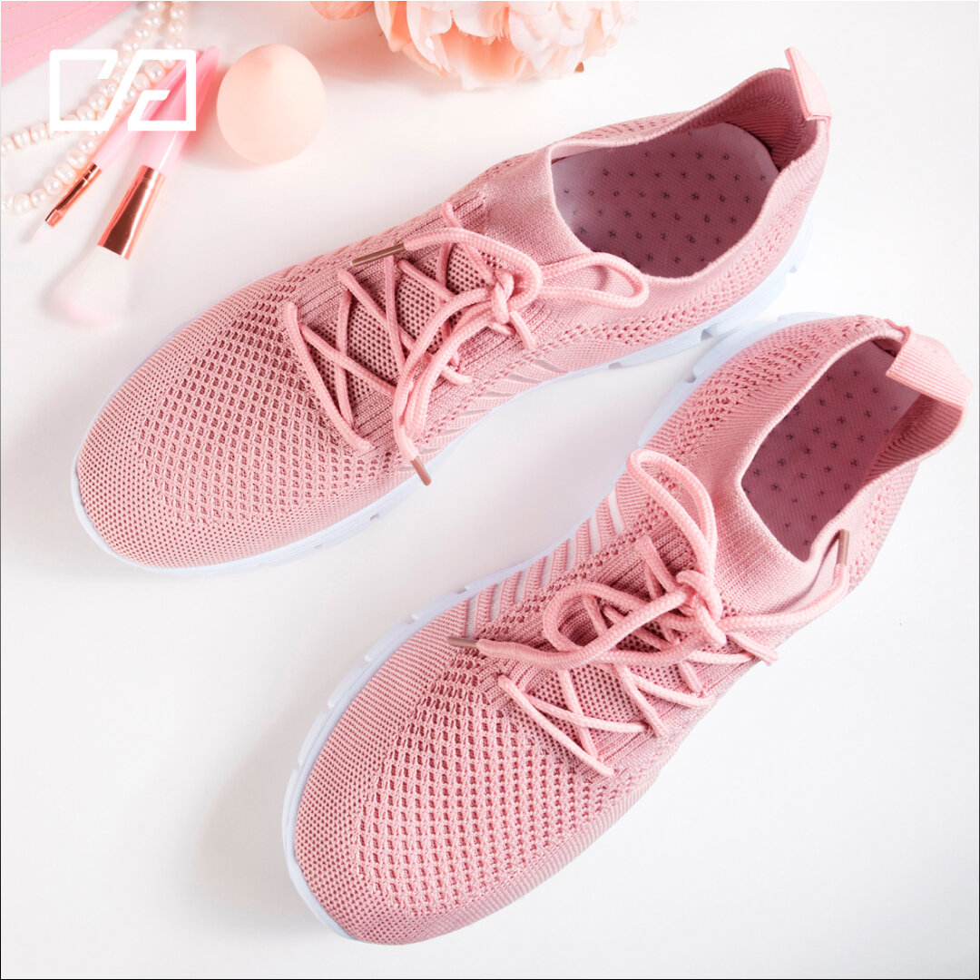 Светлая спортивная обувь подойдёт как под брюки и джинсы, так и под шифоновое платье. 