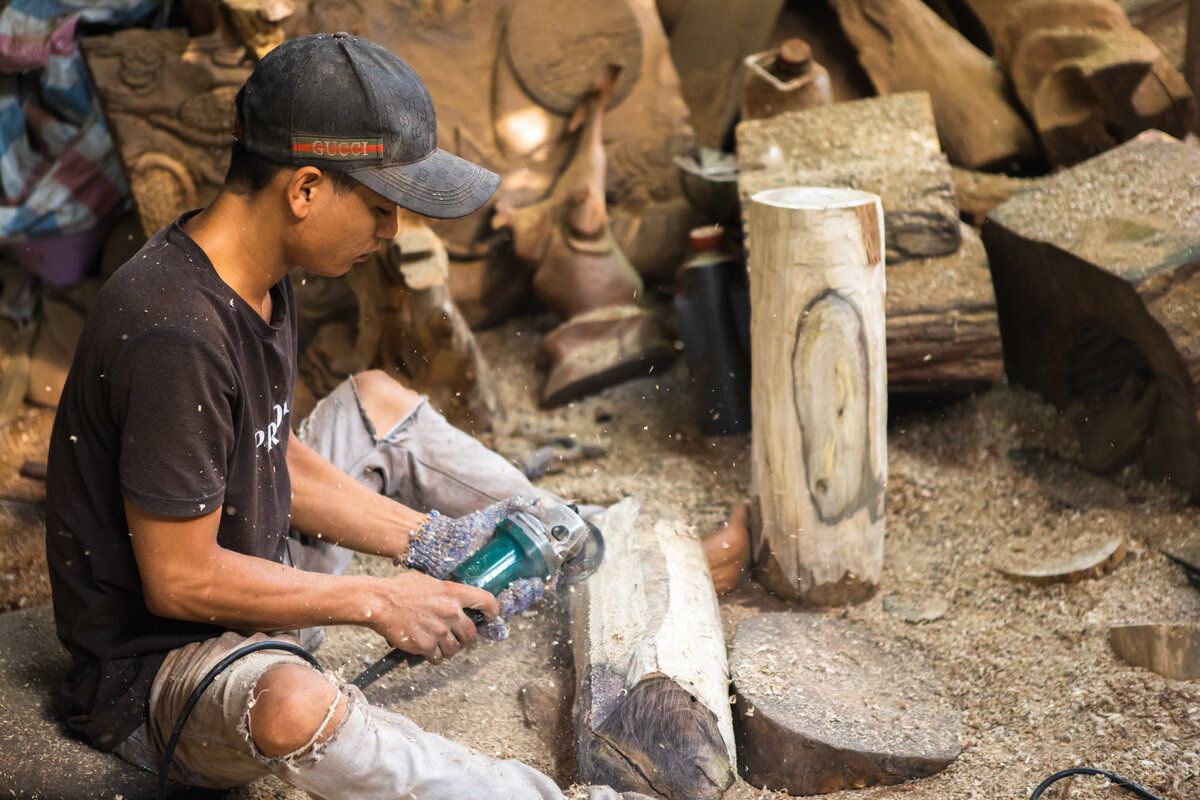 Резчик по дереву за работой