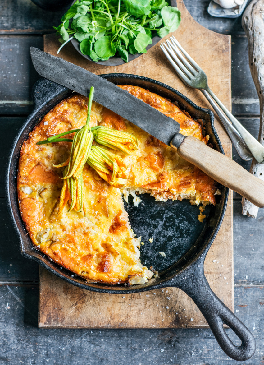 Если наслоение, начните со слоя кабачков, столовой ложки заправки, ракеты, гороха, еще одной столовой ложки заправки, смородины, лука, мяты, затем феты и завершите зарезервированным горошком, миндалем и мятой.